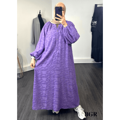 Trouvez votre tenue estivale parfaite avec notre robe longue en tissu bouclette et ses boutons dorés - BGR Boutique