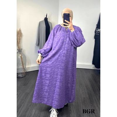 Trouvez votre tenue estivale parfaite avec notre robe longue en tissu bouclette et ses boutons dorés - BGR Boutique