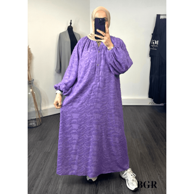 Trouvez votre tenue estivale parfaite avec notre robe longue en tissu bouclette et ses boutons dorés - BGR Boutique