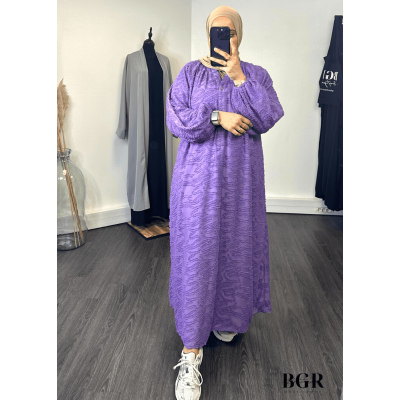 Trouvez votre tenue estivale parfaite avec notre robe longue en tissu bouclette et ses boutons dorés - BGR Boutique