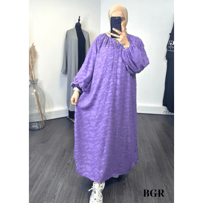 Trouvez votre tenue estivale parfaite avec notre robe longue en tissu bouclette et ses boutons dorés - BGR Boutique