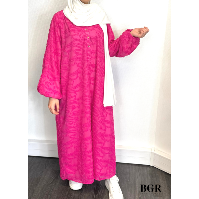 Trouvez votre tenue estivale parfaite avec notre robe longue en tissu bouclette et ses boutons dorés - BGR Boutique