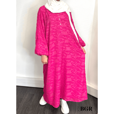 Trouvez votre tenue estivale parfaite avec notre robe longue en tissu bouclette et ses boutons dorés - BGR Boutique