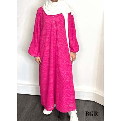 Trouvez votre tenue estivale parfaite avec notre robe longue en tissu bouclette et ses boutons dorés - BGR Boutique