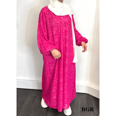 Trouvez votre tenue estivale parfaite avec notre robe longue en tissu bouclette et ses boutons dorés - BGR Boutique