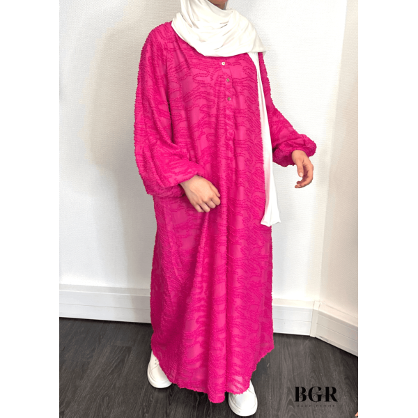 Trouvez votre tenue estivale parfaite avec notre robe longue en tissu bouclette et ses boutons dorés - BGR Boutique
