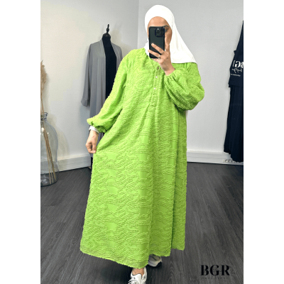 Trouvez votre tenue estivale parfaite avec notre robe longue en tissu bouclette et ses boutons dorés - BGR Boutique