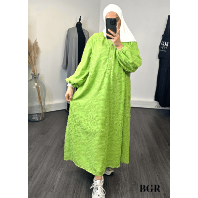 Trouvez votre tenue estivale parfaite avec notre robe longue en tissu bouclette et ses boutons dorés - BGR Boutique