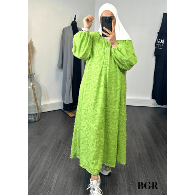 Trouvez votre tenue estivale parfaite avec notre robe longue en tissu bouclette et ses boutons dorés - BGR Boutique