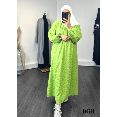 Trouvez votre tenue estivale parfaite avec notre robe longue en tissu bouclette et ses boutons dorés - BGR Boutique