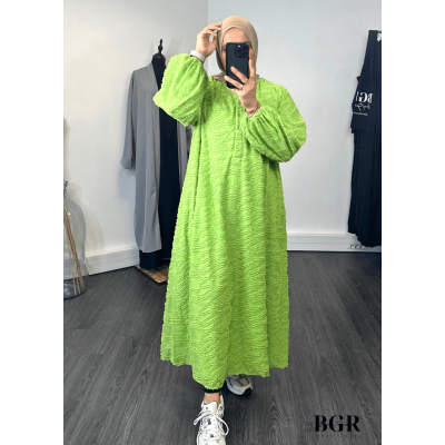 Trouvez votre tenue estivale parfaite avec notre robe longue en tissu bouclette et ses boutons dorés - BGR Boutique